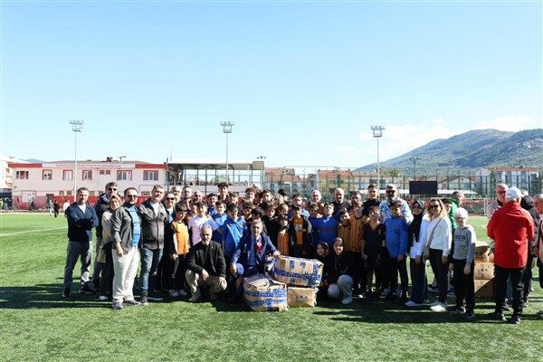 Gemlik’te spor kulüplerine destek Gemlik Belediyesi’nin destek çalışması, Başkan Deviren’in yanı sıra Belediye Başkan