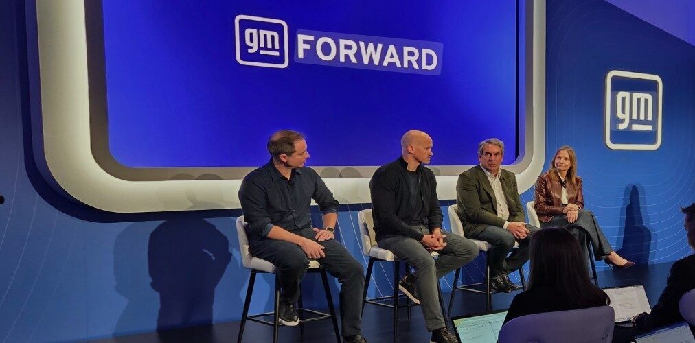 "GM Forward (GM İleri)" yazılım etkinliğinde konuşan General Motors CEO'su
