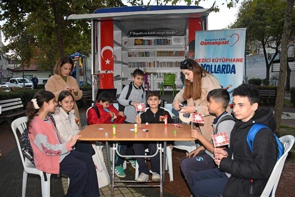 Gezici Kütüphane Atıcılar, Gülbahçe ve Yeşilova mahallelerini ziyaret etti. Çocuklar,