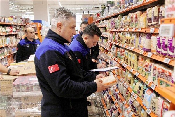 Zabıta Müdürlüğü ekipleri şehir genelindeki marketlerde gerçekleştirdikleri denetimlerle özellikle etiket