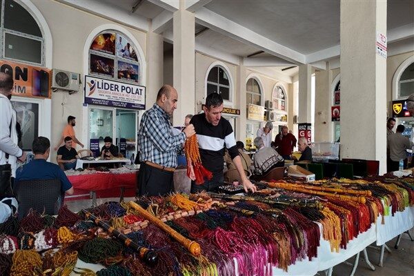 Pazarda; eski tespihler, çakmaklar, tütün tabakaları, yüzükler, bıçaklar, köstekli saatler,