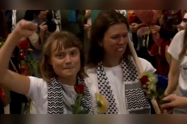 Atina Havalimanı'nda alkışlarla ve çiçeklerle karşılanan Thunberg, geliş salonundan yaptığı