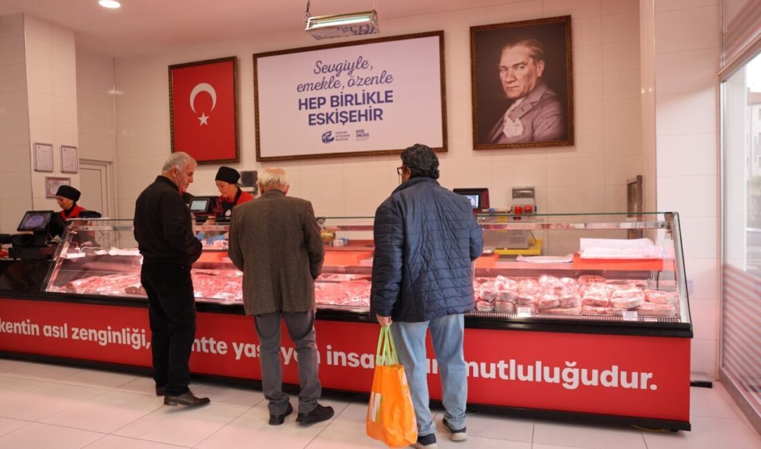 Market yetkilileri ve çalışanları  Halk Et Market’te dondurulmuş et yerine,