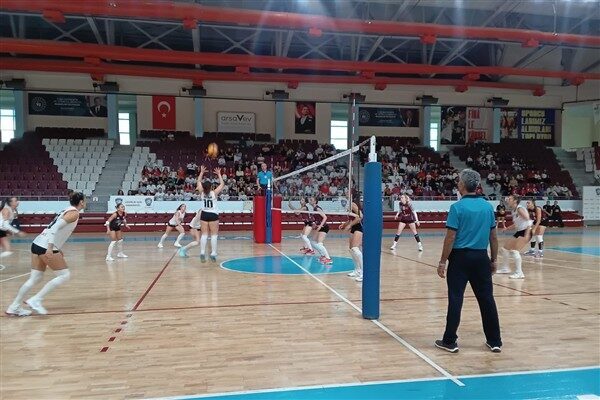 Hatay’da Cumhuriyet Bayramı kutlamaları spor sahalarına taşındı Merkez Spor Salonu’nda oynanan mücadelede arsaVev Hatay Kadın Voleybol Takımı,