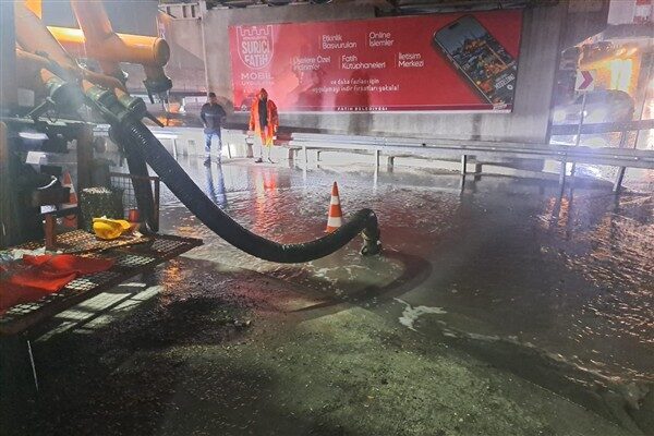 İBB ekipleri yağışlı havaya karşı teyakkuzdaydı Balkanlar üzerinden gelen soğuk ve yağışlı hava, İstanbul'da kuvvetli yağış
