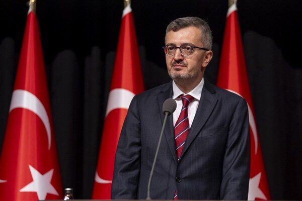 Cumhurbaşkanlığı İletişim Başkanı Burhanettin Duran, musiki sanatının önemli ismi, ebru sanatçısı,