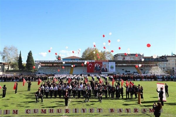 İnegöl’de 29 Ekim Cumhuriyet Bayramı kutlandı 29 Ekim Cumhuriyet Bayramı kutlamaları, İnegöl’de sabah 10.00’da Kaymakamlık Makamında