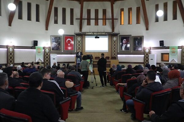 İnegöl Belediyesi’nin AHİD iş birliğiyle düzenlediği “Aile Okulu” eğitimlerinin 7’ncisi, Cuma
