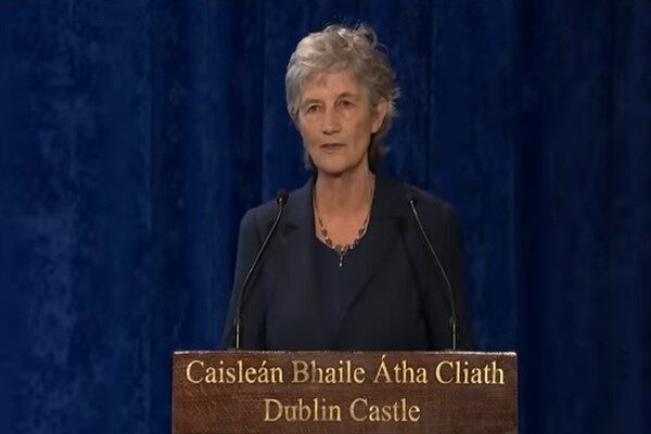 İrlanda başkanlık seçimlerini sol görüşlü Catherine Connolly ezici bir üstünlükle kazandı İlk tercih oylarının yüzde 63'ünü alan  Connolly  "herkesin başkanı" olma