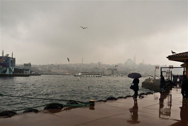 İstanbul’da fırtına ve kuvvetli sağanak yağış bekleniyor AKOM’un paylaştığı tahminlere göre, rüzgar kuvvetini artırarak zaman zaman fırtına