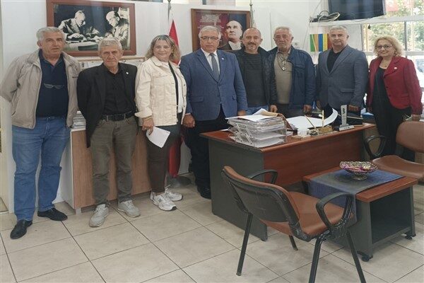 Ziyarette Karaduman, mahalledeki bakımsızlık ve ihmal edilen altyapı sorunlarına dikkat
