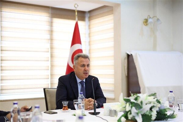İzmir Valisi Süleyman Elban, kayıp vatandaş için çalışmaların sürdürüldüğünü belirterek