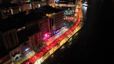 Akşam saatlerinde binlerce İzmirli fener alayında buluştu. İzmirliler saat 20.00'de