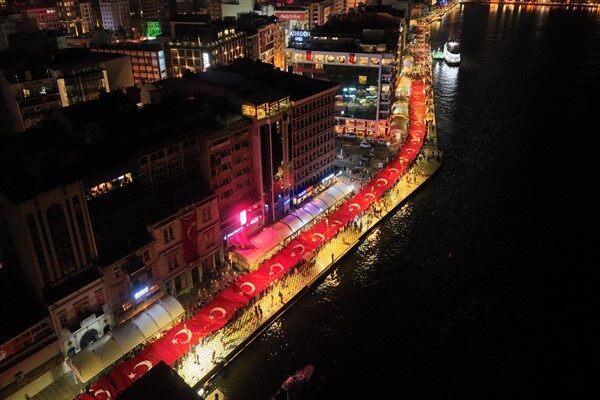 İzmir’de fener alayı düzenlendi Akşam saatlerinde binlerce İzmirli fener alayında buluştu. İzmirliler saat 20.00'de