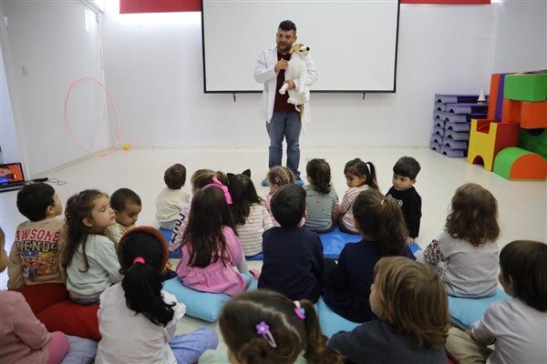 İzmit Belediyesi Veteriner İşleri Müdürlüğü bünyesinde görev yapan Veteriner Hekim