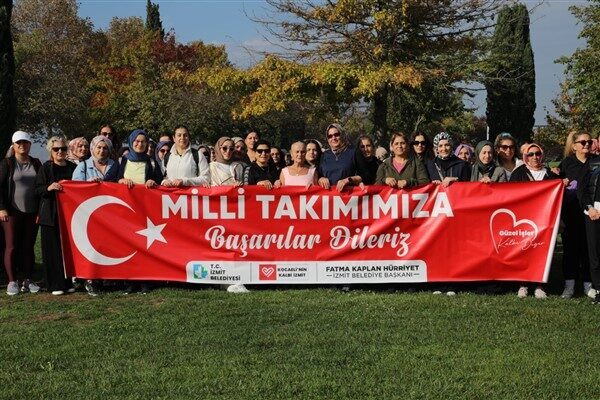 Sağlıklı yaşam yürüyüşleri kapsamında SEKA Park’ta düzenlenen etkinlikte kadınlar, uzman