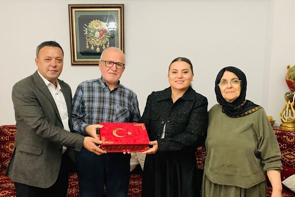 İzmit’te Kıbrıs gazilerine ziyaret gerçekleştirildi İzmit Belediyesi tarafından, Sosyal Destek Hizmetleri Müdürlüğü bünyesinde kurulan Şehit