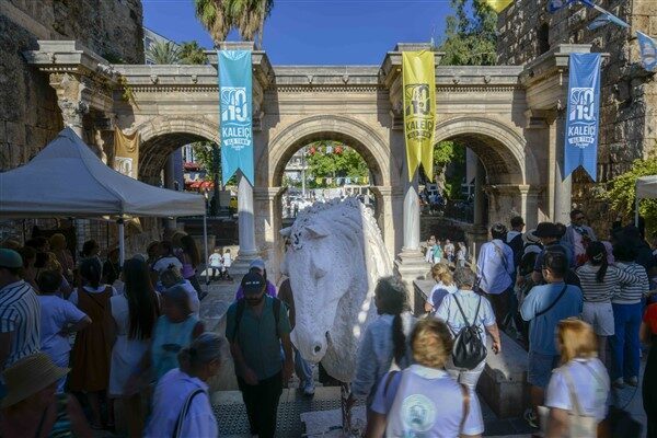 Festival kapsamında kentin farklı noktalarında resim, seramik, heykel, keçe ve
