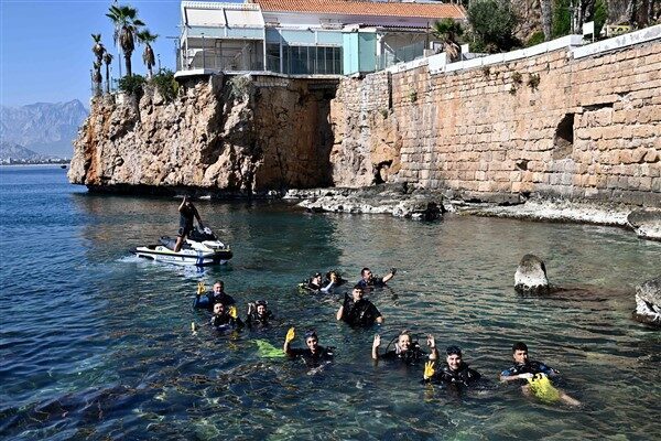 Antalya’nın Muratpaşa ilçesinde yer alan Kaleiçi Yat Limanı’nda, Muratpaşa Belediyesi
