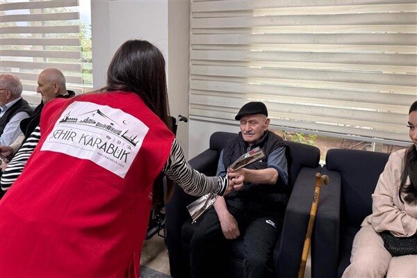 Bilim Merkezi personelleri, huzurevi sakinlerine sanal gerçeklik (VR) gözlükleriyle farklı