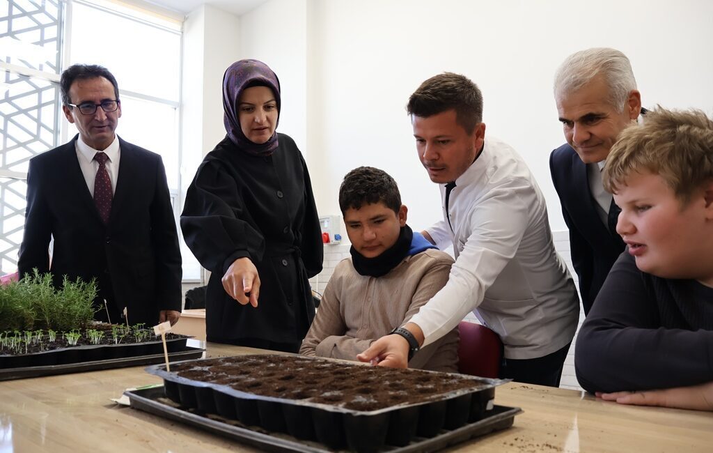 Vali Yardımcısı Çiçekli  ziyaret kapsamında okul yöneticilerinden kurumda yürütülen eğitim