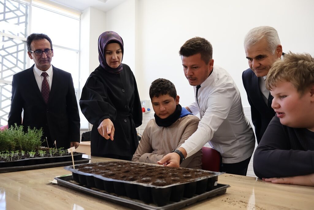 Vali Yardımcısı Çiçekli  ziyaret kapsamında okul yöneticilerinden kurumda yürütülen eğitim