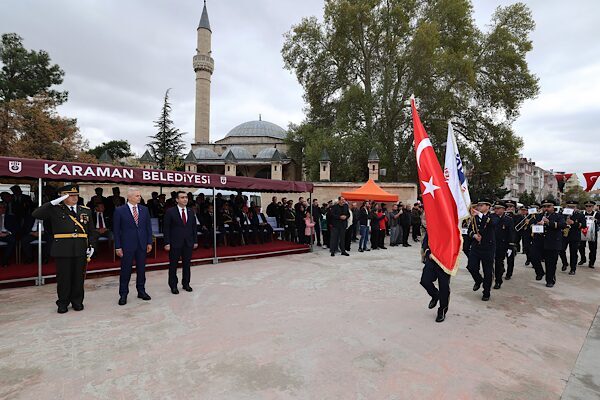 Karaman’da 29 Ekim coşkusu Karaman’da 29 Ekim Cumhuriyet Bayramı kutlamaları, valilik makamındaki tebrikat töreni
