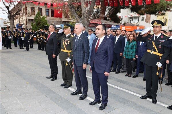 Cumhuriyet Parkı’nda çelenklerin sunulmasıyla başlayan törene; Karaman Valisi Mehmet Fatih