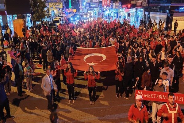 Karaman’da 29 Ekim Cumhuriyet Yürüyüşü yapıldı Cumhuriyet Parkı'nda başlayıp Aktekke 15 Temmuz Demokrasi Meydanı’nda sona eren