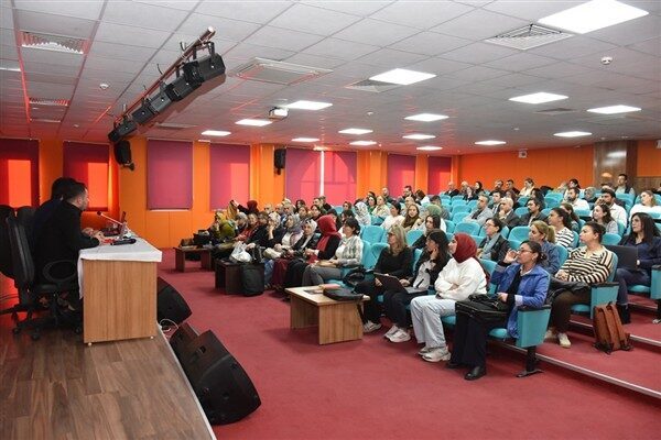 Karaman İl Milli Eğitim Müdürlüğü Konferans Salonu’nda gerçekleştirilen program, özellikle