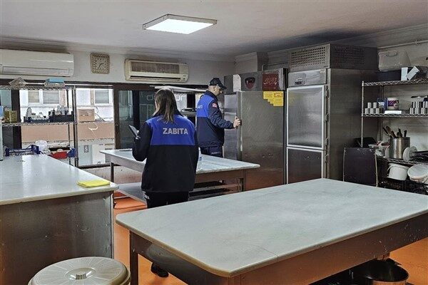 Zabıta ekipleri, okul kantinlerinde çocukların tükettiği gıda ürünlerinin tazeliği ve
