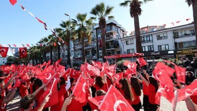 Cumhuriyet’in 102’nci yılı, Karamürsel’de törenlerle kutlandı. Program, Kaymakamlık binasında tebriklerin