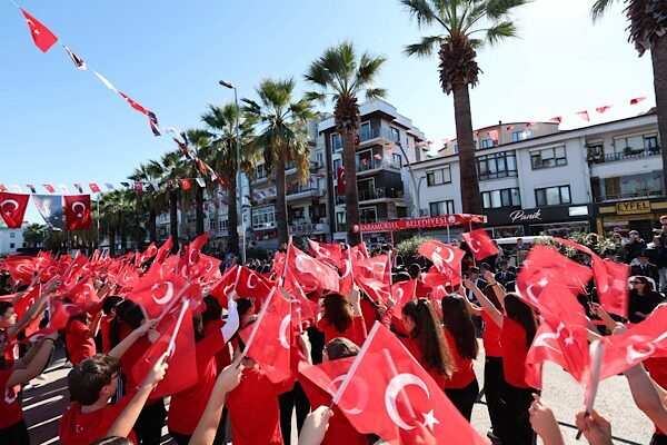 Karamürsel’de 29 Ekim coşkusu Cumhuriyet’in 102’nci yılı, Karamürsel’de törenlerle kutlandı. Program, Kaymakamlık binasında tebriklerin