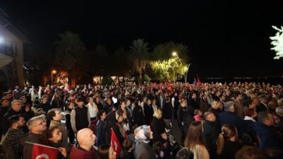 Karamürsel Belediyesi hizmet binası önünden başlayan fener alayına Karamürsel Belediye