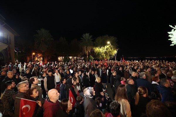 Karamürsel’de fener alayı düzenlendi Karamürsel Belediyesi hizmet binası önünden başlayan fener alayına Karamürsel Belediye