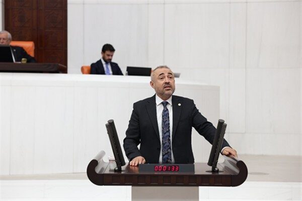 Karatutlu, ilçede yaşayan vatandaşların büyük sıkıntılar yaşadığını ifade ederek “Yollar