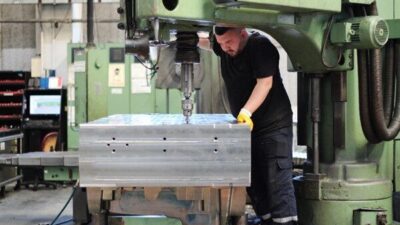 Otomotiv sektöründe orta ve büyük boy, karmaşık plastik enjeksiyon (eritilen