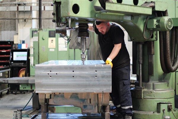 Otomotiv sektöründe orta ve büyük boy, karmaşık plastik enjeksiyon (eritilen
