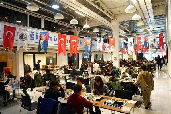 Kartal Belediyesi’nden 29 Ekim’e Özel Satranç Turnuvası 8 ila 14 yaş arasındaki sporcuların katıldığı turnuva, dört ayrı