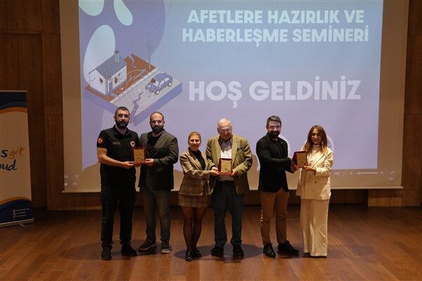Kartal Belediyesi’nden Afetlere Hazırlık ve Haberleşme Semineri Seminerin açılışında konuşan Kartal Kent Konseyi Başkanı Türkan Kurtulmaz Öztürk,
