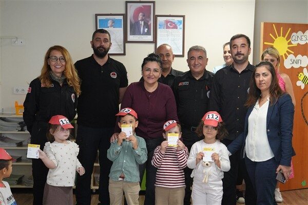 Eğitimlerde miniklere, deprem sırasında uygulanması gereken “Çök–Kapan–Tutun” tekniği, güvenli alan
