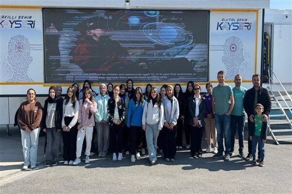 Yapay Zeka Hackatlon etkinliği kapsamında, farklı okullardan katılan 22 kız