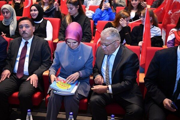 Kayseri’de öğrencilere kaynak kitap seti dağıtıldı Kayseri Büyükşehir Belediyesi tarafından LGS ve YKS’ye hazırlanan öğrencilere yönelik