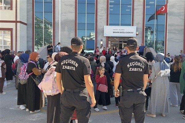 Keçiören’de trafik yoğunluğunun fazla olduğu okulların önlerinde ve çevresinde öğrencilerin