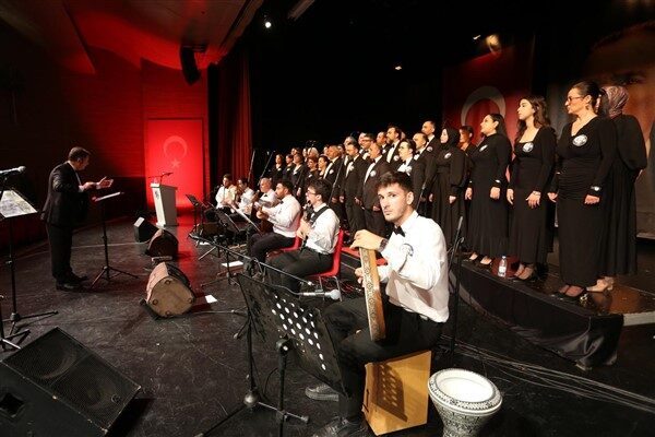 Erdem Bayazıt Kültür Merkezi’nde düzenlenen konserde, Mimar Sinan Akademi Türk