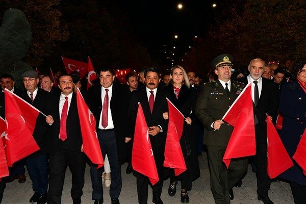 Kırşehir’de Cumhuriyet Bayramı kutlandı Kırşehir Valisi Murat Sefa Demiryürek ve eşi ev sahipliğinde Kabul