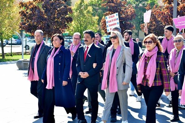 Kentparkta düzenlenen yürüyüşe Kırşehir Valisi Murat Sefa Demiryürek ve eşi