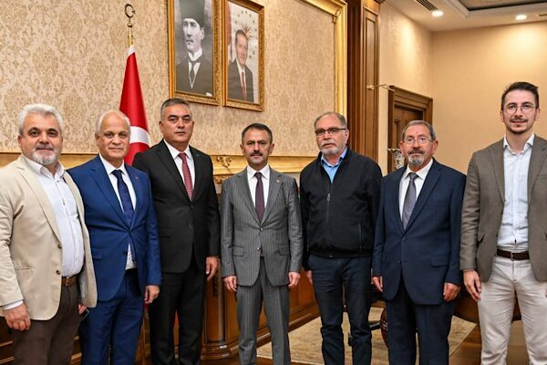 Kocaeli Orta Anadolu İl Dernekleri Platformu’nun temsilcileri, Vali İlhami Aktaş’a