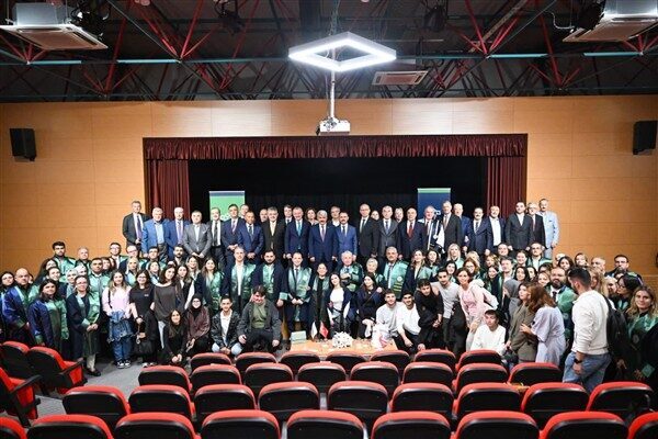 Saygı duruşu ve İstiklal Marşı’nın okunması ile başlayan program Kocaeli