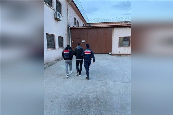 Kocaeli İl Jandarma Komutanlığı ekipleri, Kartepe ilçesinde aranan şahısların yakalanmasına